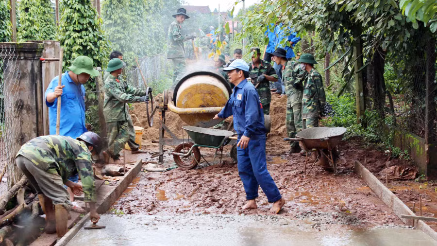 Tuổi trẻ Quân đoàn giúp nhân dân xã Đak Sơ Mei ( huyện Đak Đoa) làm đường. Ảnh: Vĩnh Hoàng