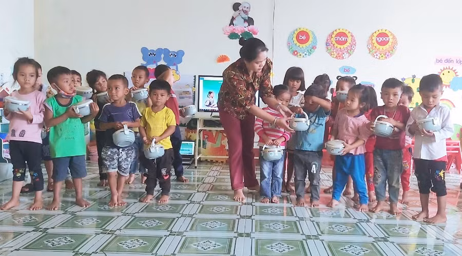 Những đứa trẻ hạnh phúc khi nhận quà mới. Ảnh: NVCC