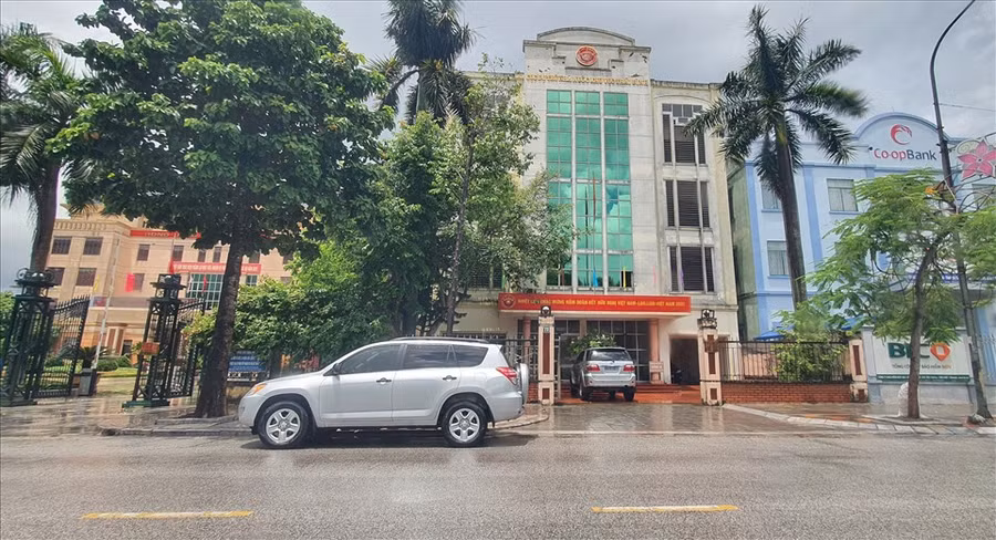 Hai chiếc xe mang biển kiểm soát màu xanh xuất hiện tại trụ sở Cục Dự trữ Nhà nước khu vực Thái Bình vào đầu giờ chiều 21.7. Ảnh: Trung Du