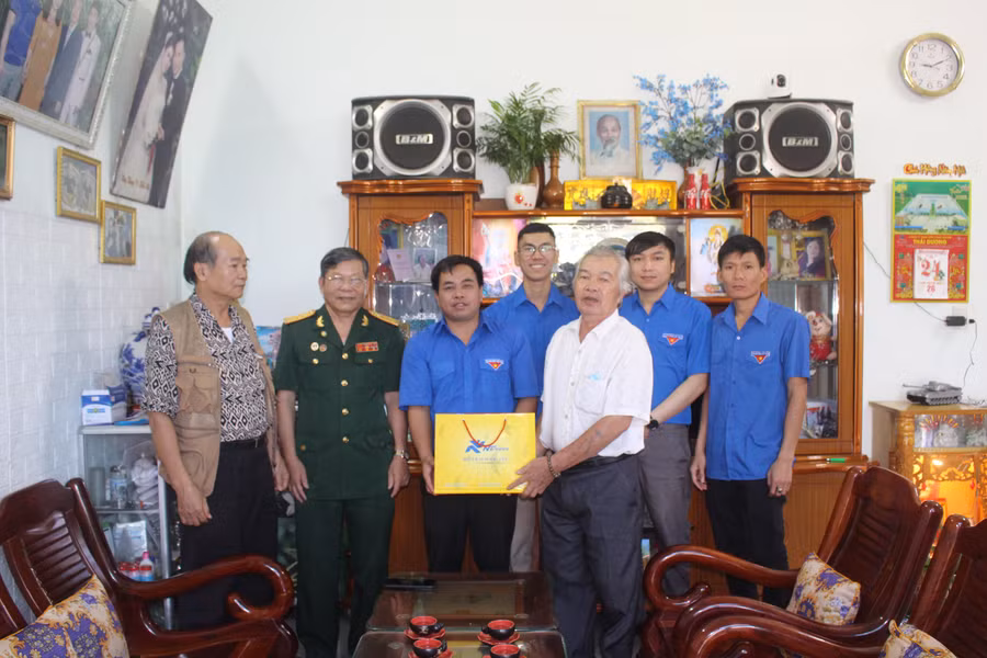 Thành Đoàn Pleiku tặng quà cho thương binh Lê Xuân Tiến (phường Yên Đổ, TP. Pleiku). Ảnh: Phan Lài
