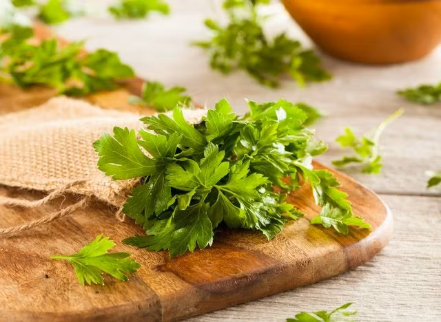 Một phương pháp chữa hôi miệng lâu đời là nhai một ít mùi tây tươi. Ảnh: Shutterstock