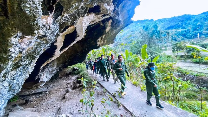 Những hốc đá trên con đường dẫn vào làng Pinh (Thanh Thuỷ, Vị Xuyên) vẫn còn in những dấu tích của đạn pháo năm xưa. 