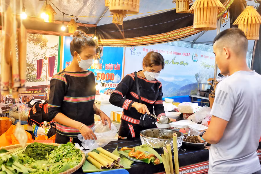 Món lá mì cà đắng được nhiều du khách mua mang về. Ảnh: Hoàng Ngọc