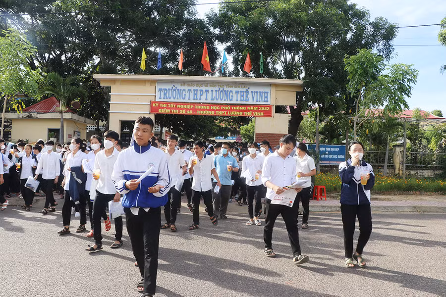 Kết thúc môn Toán thí sinh điểm thi Trường THPT Lương Thế Vinh (huyện Kbang) ra về trong tâm trạng thoải mái. Ảnh: Ngọc Minh