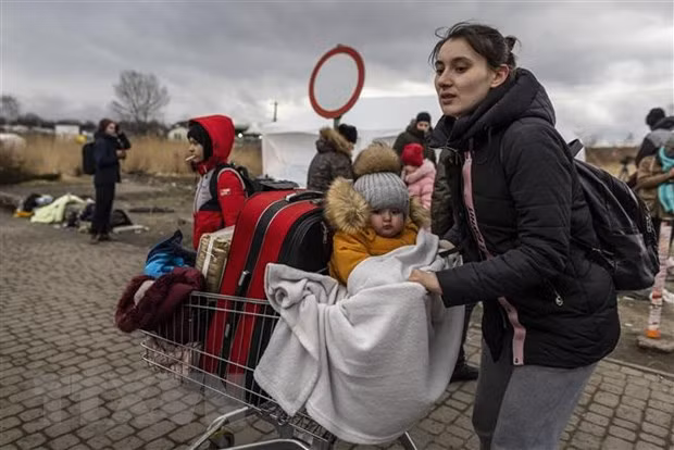Người tị nạn từ Ukraine tại khu vực biên giới Medyka, Ba Lan, ngày 27/2/2022. (Ảnh: AFP/TTXVN)