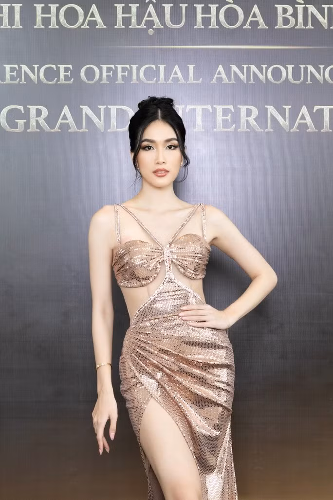  Á hậu Phương Oanh