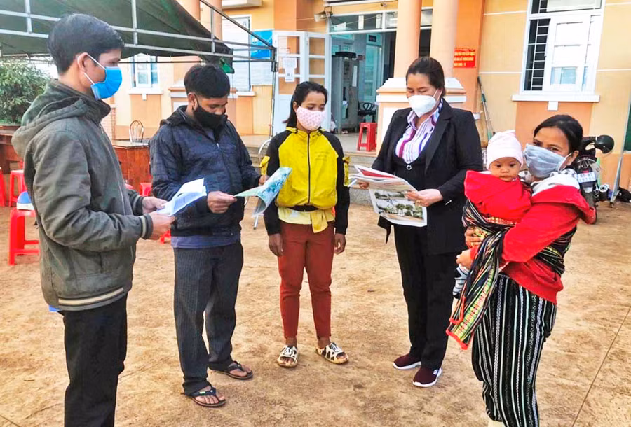 Cán bộ xã Ia Sao (huyện Ia Grai) tuyên truyền người dân thực hiện chính sách dân số-kế hoạch hóa gia đình. Ảnh: Hà Tây Cán bộ xã Ia Sao (huyện Ia Grai) tuyên truyền người dân thực hiện chính sách dân số-kế hoạch hóa gia đình. Ảnh: Hà Tây