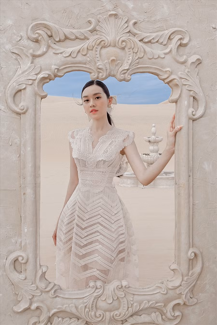 Đặc biệt, những đường cắt uyển chuyển tạo thành đường chiết quanh bụng, nhấn mạnh eo thon của cô.