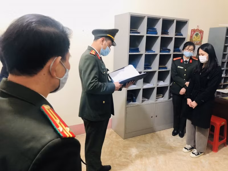  Một bị can bị bắt tạm giam về hành vi mua bán đề thi, làm lộ bí mật nhà nước. Ảnh: CAND