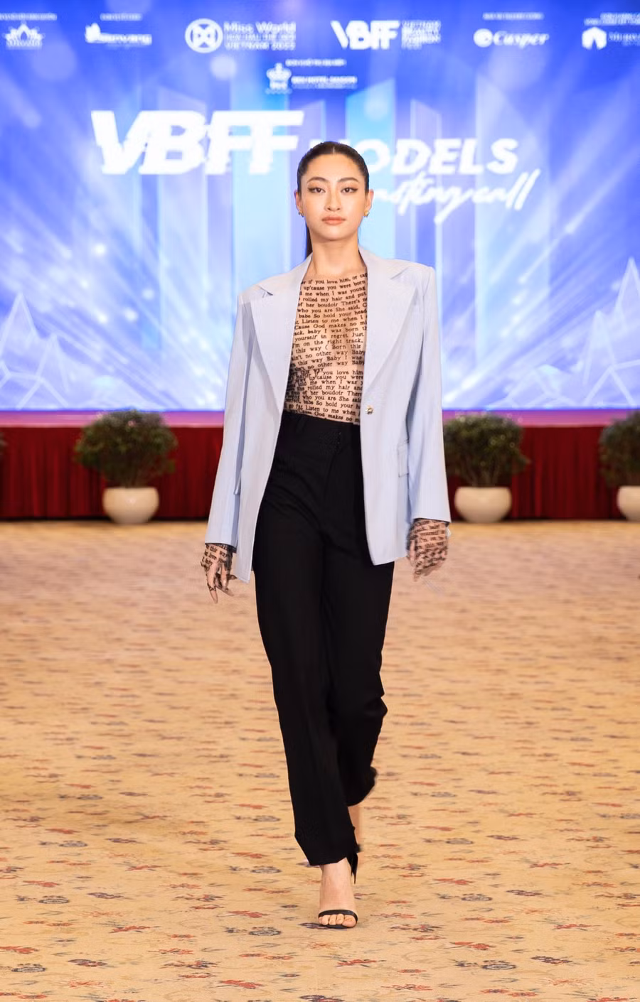 Mới đây, Hoa hậu Lương Thuỳ Linh xuất hiện tại buổi casting người mẫu cho sự kiện Vietnam Beauty Fashion Fest với vai trò giám khảo. Người đẹp diện vest thanh lịch phối cùng áo màu nude quyến rũ, khoe body gợi cảm.