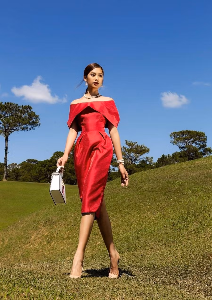  Thiết kế đầm trễ vai khoe khéo bờ vai trần thon thả giúp các nàng trở nên duyên dáng kiêu sa và nổi bật hơn bội phần.