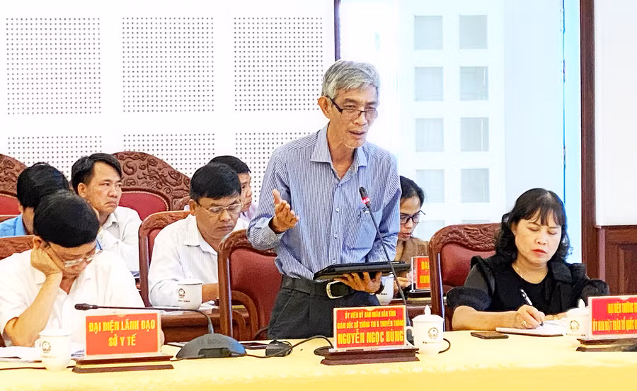 Ông Nguyễn Ngọc Hùng-Giám đốc Sở TTTT trình bày tham luận về Giải pháp dịch vụ công trực tuyến trên địa bàn tỉnh. Ảnh: Hà Duy