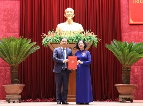 Trưởng Ban Tổ chức Trung ương Trương Thị Mai trao quyết định cho tân Bí thư Tỉnh uỷ Hoà Bình Nguyễn Phi Long - Ảnh: CTV