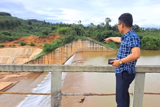 Đập tràn của Thủy điện Đắk Psi 5 là tràn tự do, nước về bao nhiêu, xả bấy nhiêu Đập tràn của Thủy điện Đắk Psi 5 là tràn tự do, nước về bao nhiêu, xả bấy nhiêu