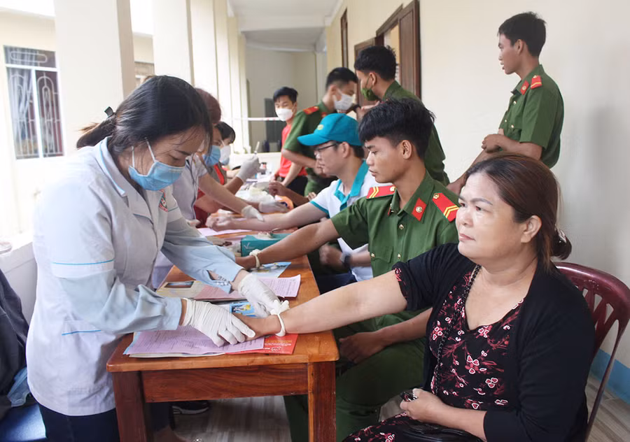 Mọi người đều được khám sàng lọc trước khi hiến máu tình nguyện.