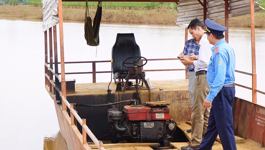 Kiểm tra phương tiện giao thông đường thủy trên địa bàn huyện Ia Grai. Ảnh: Lê Anh Kiểm tra phương tiện giao thông đường thủy trên địa bàn huyện Ia Grai. Ảnh: Lê Anh