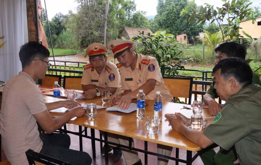 Các chủ cơ sở kinh doanh ký cam kết tuyên truyền, nhắc nhở khách hàng chấp hành nghiêm các quy định của pháp luật về phòng-chống tác hại của rượu, bia. Ảnh: Quang Tấn