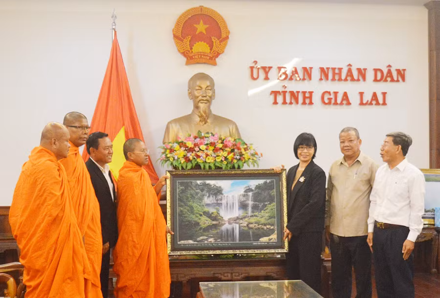 Phó Chủ tịch UBND tỉnh Nguyễn Thị Thanh Lịch tặng quà lưu niệm cho Đoàn Công tác. Ảnh: Anh Huy