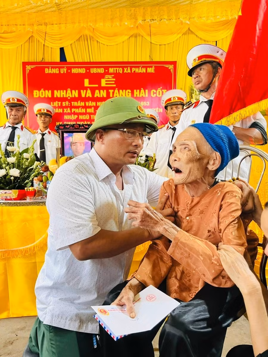 Anh Hùng xúc động khi đưa HCLS về cho người mẹ đã ngoài 100 tuổi. Ảnh: NVCC