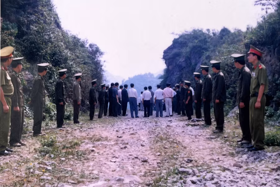 Lực lượng BĐBP và Công an H.Mèo Vạc làm nhiệm vụ bảo vệ biên giới, năm 2000. Ảnh: Tư liệu