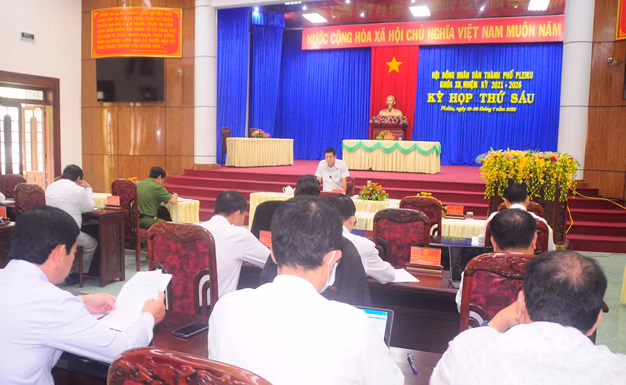 Đại biểu HĐND TP. Pleiku thảo luận tại kỳ họp lần thứ 6, khóa XII. Ảnh: Thiên Di
