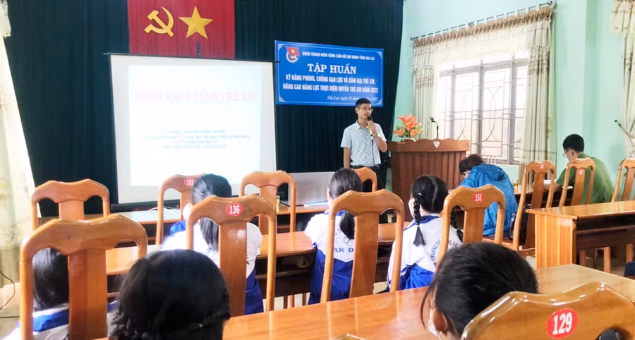  Đại diện Sở Tư pháp tập huấn kỹ năng cho thiếu nhi huyện Đak Đoa. Ảnh: PhanLài