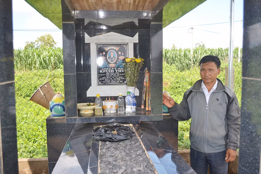  Ông Kpuih Lan-Chủ tịch Hội Nông dân xã Ia Hlốp (huyện Chư Sê) bên mộ Anh hùng Kpuih Thu. Ảnh: Hoàng Minh