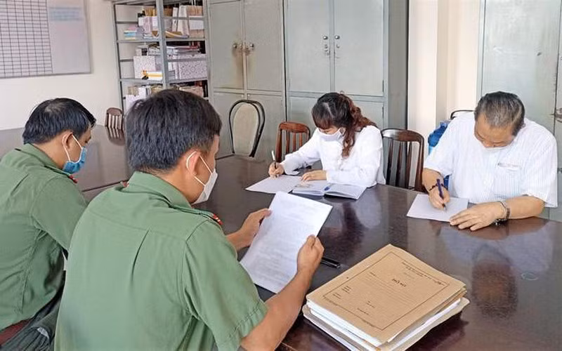 Hai đối tượng Nguyễn Thị Thương và Nguyễn Chu Truyền làm việc với cơ quan công an. Hai đối tượng Nguyễn Thị Thương và Nguyễn Chu Truyền làm việc với cơ quan công an.