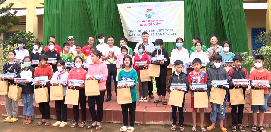  Đại diện Quỹ Bầu Bí Việt tặng sách giáo khoa và đồng phục cho học sinh nghèo xã Ia Dom. Ảnh: Huy Tịnh