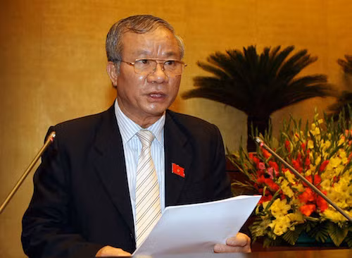 Chủ nhiệm Ủy ban Quốc phòng và an ninh Nguyễn Kim Khoa trình bày Báo cáo giải trình, tiếp thu, chỉnh lý Luật sửa đổi, bổ sung một số điều của Luật sĩ quan Quân đội nhân dân Việt Nam.