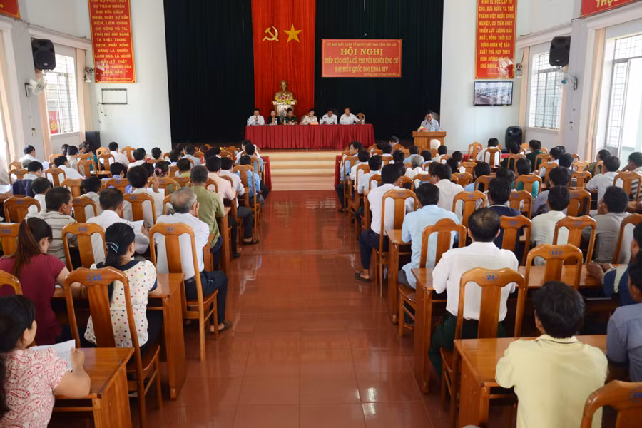Tiếp xúc cử tri tại huyện Chư Prông. Ảnh: V.H