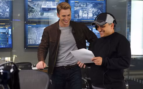 Đạo diễn Joe Russo (bên phải) và nam diễn viên Steve Rogers (Captain America).