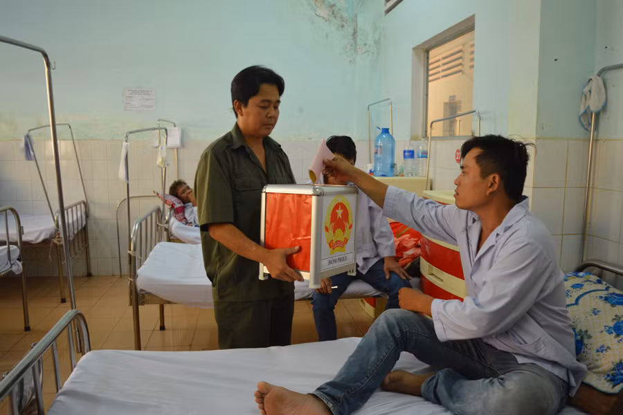 Cử tri là bệnh nhân đang thực hiện quyền công dân của mình. Ảnh: P.D