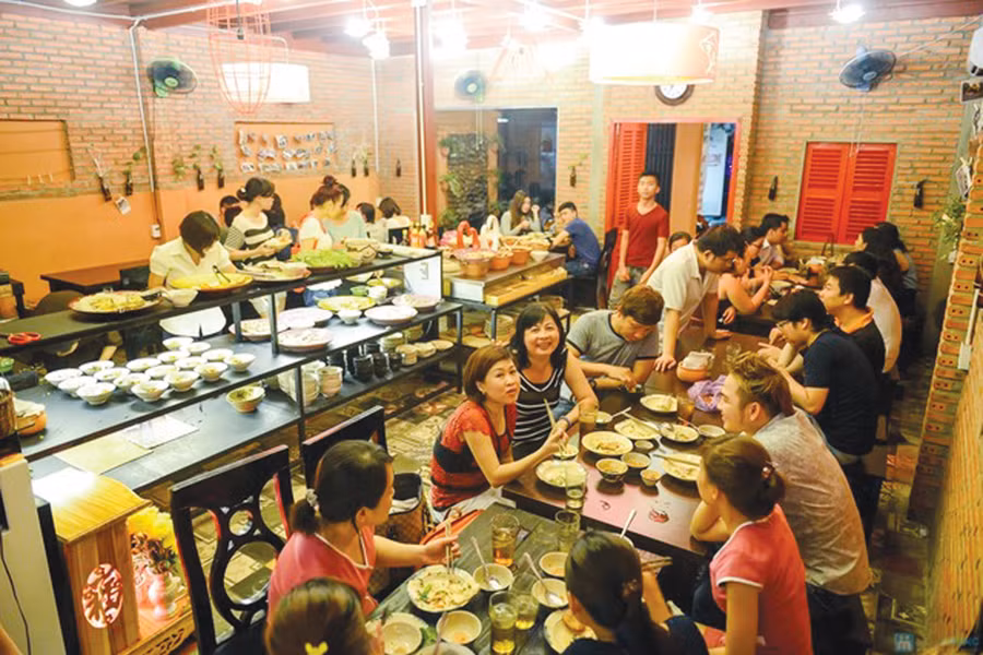 Trong một quán ăn vặt.
