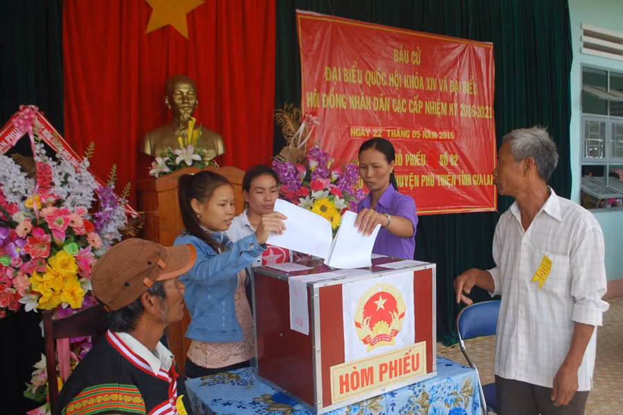 Cử trị huyện Phú Thiện đi bầu cử từ rất sớm. Ảnh: N.T