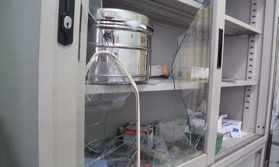 Các học viên đập bể tủ thuốc, lấy hết thuốc dùng để điều trị của cơ sở