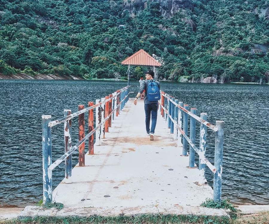 Hồ Soài So thu hút nhiều bạn trẻ đến đây chụp ảnh và cắm trại qua đêm.