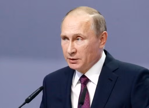  Tổng thống Nga Vladimir Putin trong bức ảnh chụp ngày 10-11 khi đang nói chuyện điện thoại với ông Donald Trump - Ảnh: AFP