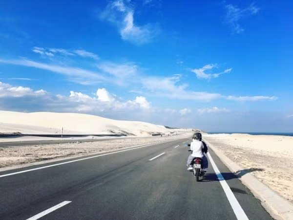 Cũng chính bởi vẻ đẹp hút hồn và rất Tây mà cung đường ven biển Bàu Trắng - Phan Rí Cửa đã nhanh chóng trở thành địa điểm check-in của dân phượt.