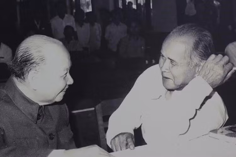 Anh hùng Núp và Chủ tịch Hội đồng Nhà nước Trường Chinh tại Pleiku năm 1984. 4