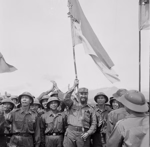Lãnh tụ Fidel Castro phất cao lá cờ bách chiến, bách thắng lấp lánh huân chương của đoàn Khe Sanh, quân Giải phóng Huế - Ảnh: TTXVN Lãnh tụ Fidel Castro phất cao lá cờ bách chiến, bách thắng lấp lánh huân chương của đoàn Khe Sanh, quân Giải phóng Huế - Ảnh: TTXVN