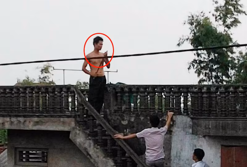 Hùng cầm phớ cố thủ trên trần nhà khi lực lượng chức năng tới nhà làm việc.