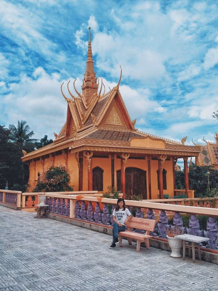 Chùa Tà Pạ: Ngôi chùa tọa lạc ở huyện Tri Tôn, tỉnh An Giang. Từ chợ Tri Tôn đi hết đường Nguyễn Trãi hướng về khu du lịch đồi Tức Dụp, bạn sẽ đến chùa Tà Pạ. Toàn bộ khu tháp được lát bằng đá granit và xây dựng theo kiến trúc độc đáo của người Khơ-me, chính giữa là tượng Phật Thích Ca uy nghiêm.