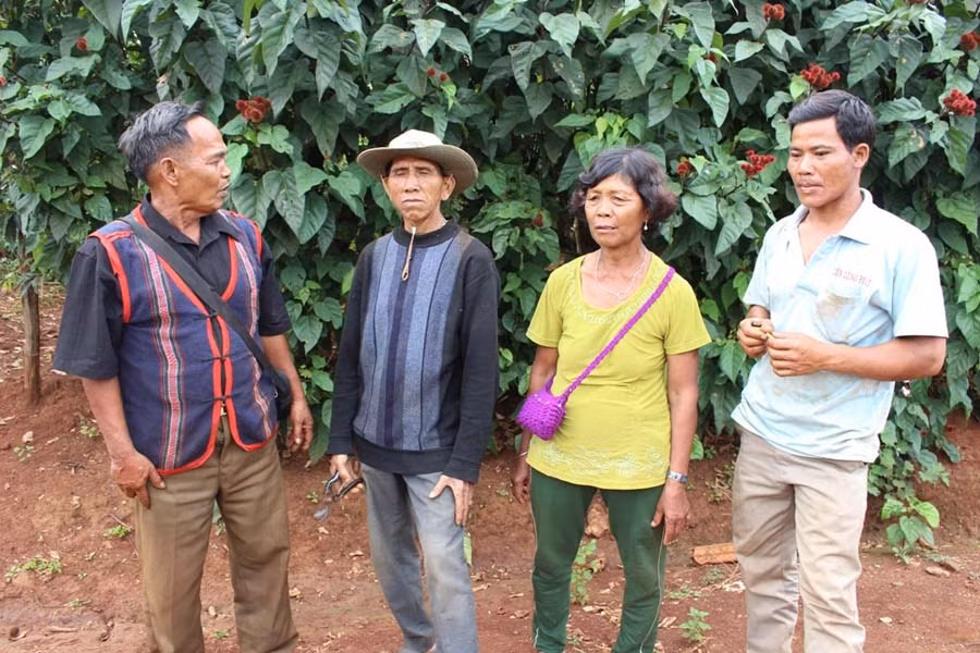 Già làng Blưk (ngoài cùng bên trái) tuyên truyền cho dân làng về thay đổi nếp nghĩ, cách làm. Ảnh: P.L