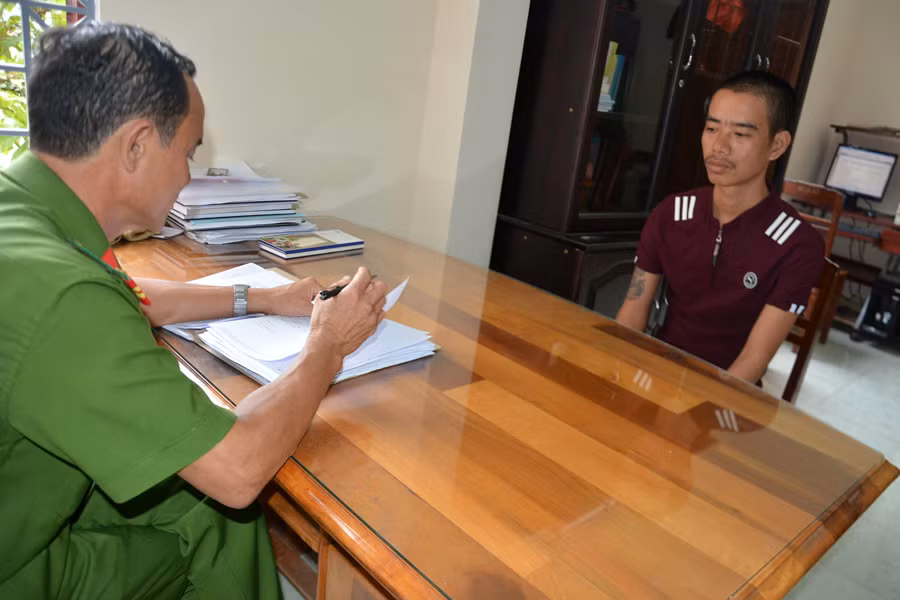 Đối tượng Nguyễn Anh Huyện tại cơ quan điều tra.