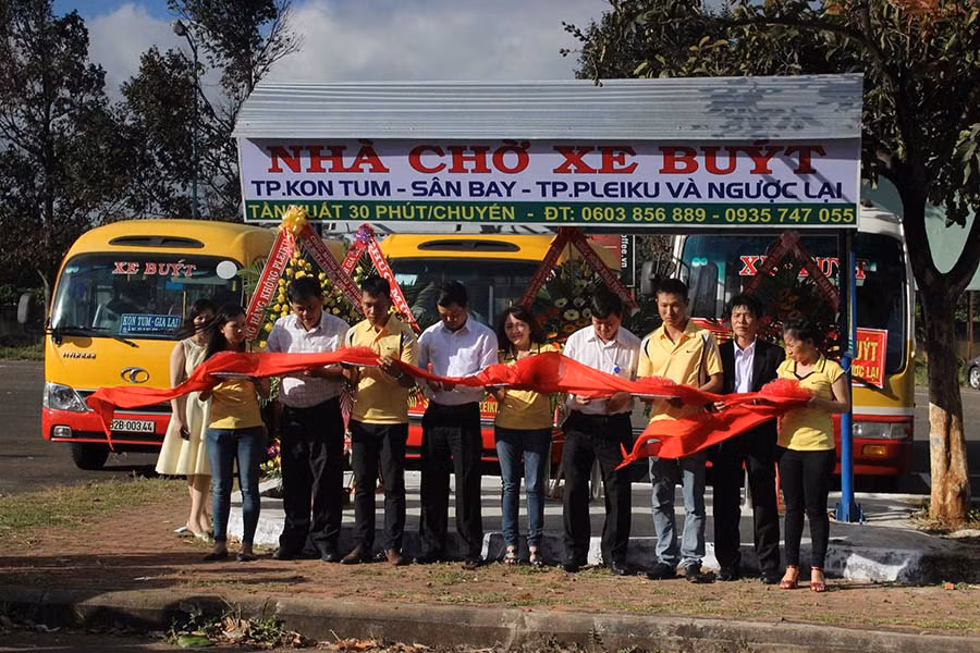 Ông Nguyễn Hữu Quế-Giám đốc Sở Giao thông-Vận tải tỉnh cùng lãnh đạo Cảng Hàng không Pleiku và đơn vị khai thác tuyến cắt băng khánh thành tuyến xe buýt mới phục vụ nhân dân. Ảnh: Tú Uyên Ông Nguyễn Hữu Quế-Giám đốc Sở Giao thông-Vận tải tỉnh cùng lãnh đạo Cảng Hàng không Pleiku và đơn vị khai thác tuyến cắt băng khánh thành tuyến xe buýt mới phục vụ nhân dân. Ảnh: Tú Uyên