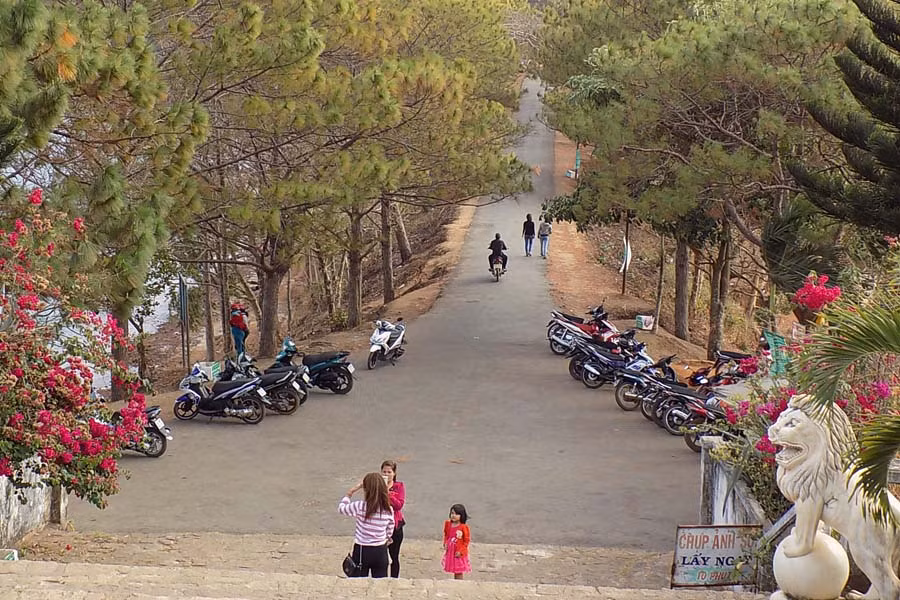  Đường vào Khu du lịch Biển Hồ. Ảnh: Thanh Nhật