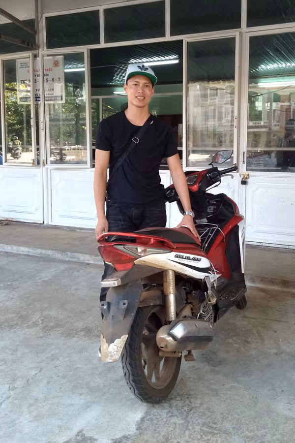 Anh Phạm Anh Tuấn nhận lại chiếc xe sau hơn 2 năm bị mất cắp. Ảnh: M.N