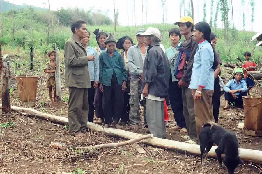 Tuyên truyền công tác bảo vệ rừng ở vùng dân tộc thểu số. Ảnh: T.N