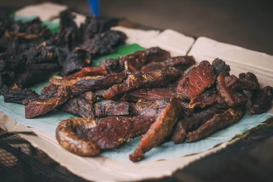 Thời gian này, Mộc Châu khá lạnh. Bạn nên mang theo áo ấm và áo mưa. Cũng đừng quên ăn thử món thịt trâu gác bếp và nhâm nhi chén rượu ngô cho ấm người. 11